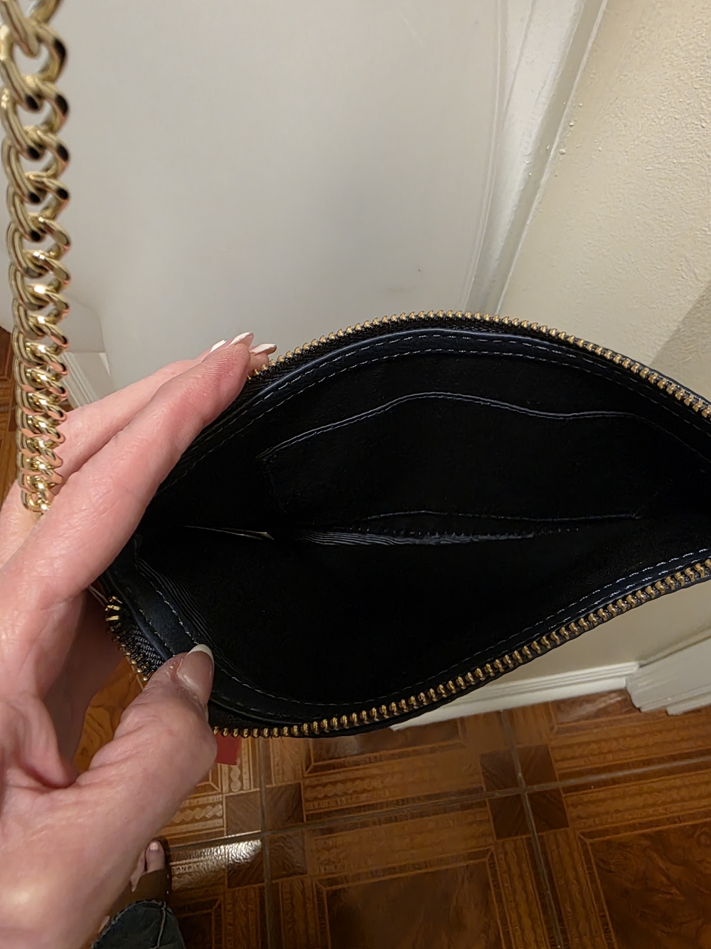 Lilly Pulitzer Navy Crossbody Bag with Gold Chain Strap and Logo - Picture 3 of 4